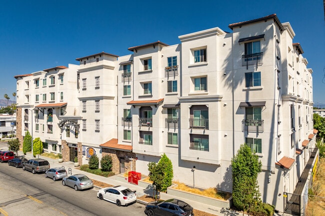 Bell Creek Apartments in Canoga Park, CA - Foto de edificio - Building Photo