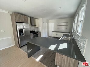 437 Shirley Pl in Beverly Hills, CA - Building Photo - Building Photo