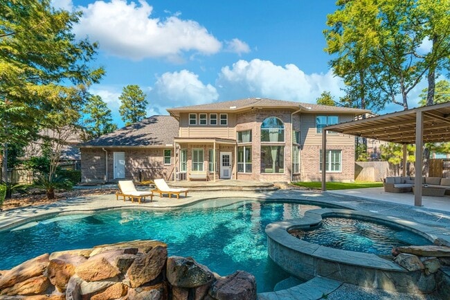 property at 2 Graylin Woods Pl