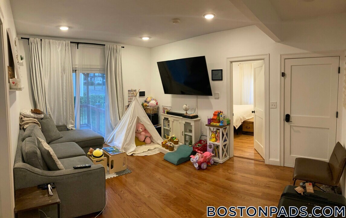30 Taunton Ave in Boston, MA - Foto de edificio