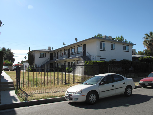 44072 Beech Ave in Lancaster, CA - Foto de edificio - Building Photo