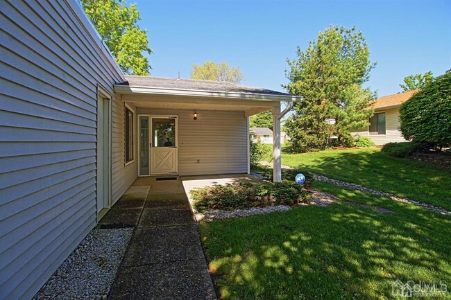 137 Cistus Plaza in Monroe Township, NJ - Building Photo - Building Photo