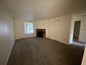 1700 Blankenship Rd in West Linn, OR - Building Photo - Building Photo