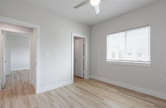 1101 Biloxi Dr in Ennis, TX - Foto de edificio - Building Photo