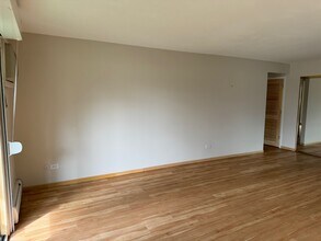 2423 E Olive St, Unit Pool Park Ground Unit in Arlington Heights, IL - Foto de edificio - Building Photo