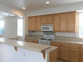 543 Castle Haven Dr in Tracy, CA - Building Photo - Building Photo
