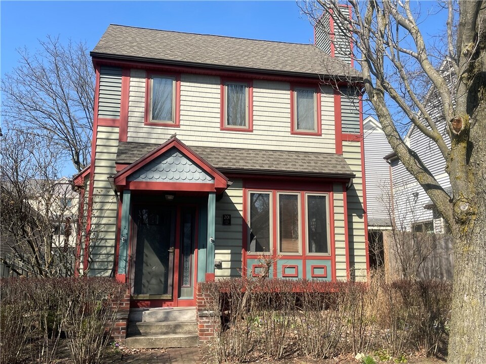 201 S Fitzhugh St in Rochester, NY - Building Photo
