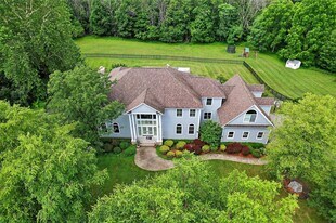 7 Paiges Way in Warwick, NY - Building Photo