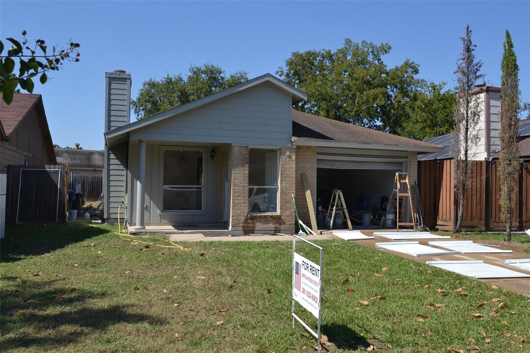 6343 Glenhagen Dr in Houston, TX - Building Photo
