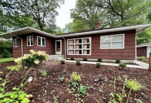 958 Dunbar Hill Rd in Hamden, CT - Building Photo