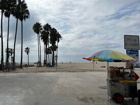 22 Navy St, Unit 22 Navy St Apt 104 in Venice, CA - Building Photo