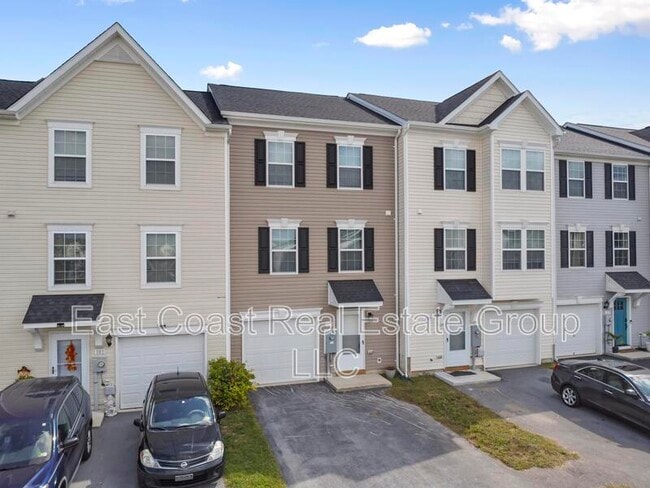105 Natural Way in Martinsburg, WV - Building Photo - Building Photo
