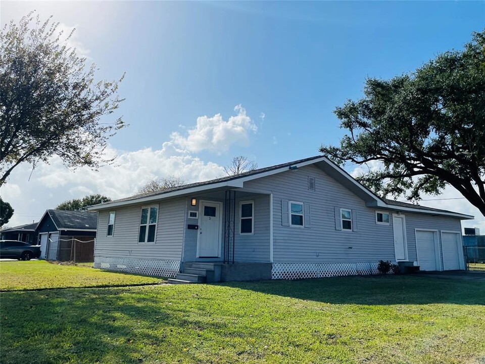 431 N 6th St in La Porte, TX - Building Photo