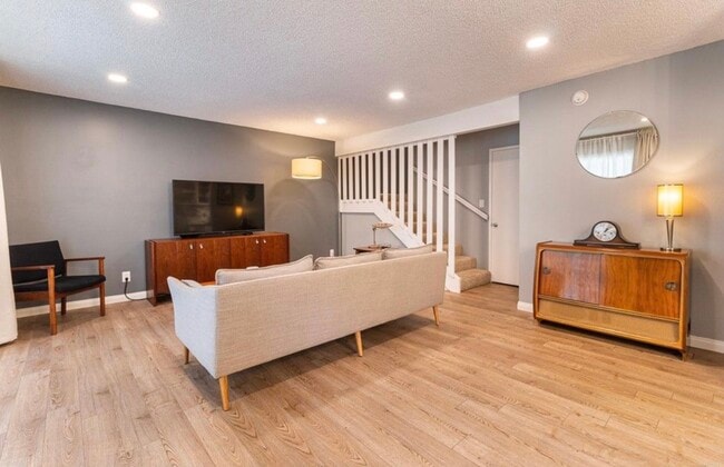 336 Miraleste Dr, Unit 250 in Los Angeles, CA - Foto de edificio - Building Photo