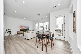 8320 Brecha Ln in Houston, TX - Building Photo - Building Photo