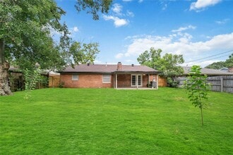 1903 Scarborough Ln in Pasadena, TX - Foto de edificio - Building Photo