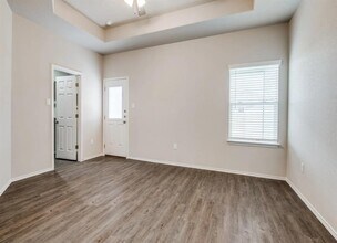 1410 E Walnut St in Seguin, TX - Building Photo - Building Photo