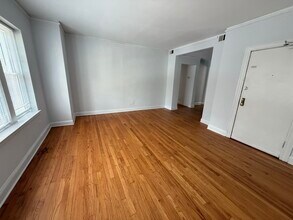2002 W Jarvis Ave in Chicago, IL - Building Photo - Building Photo