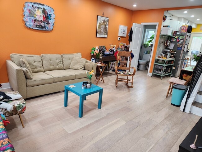 property at 2032 W Oxford St