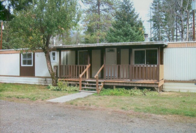 32050 N Umpqua Hwy in Idleyld Park, OR - Foto de edificio - Building Photo