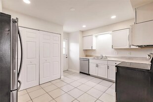 1665 Florence Ave in Englewood, FL - Building Photo