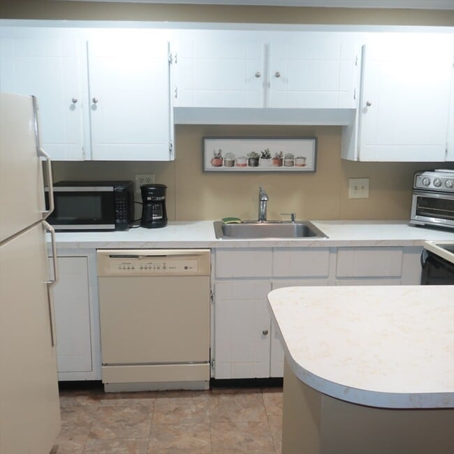 1 Atkinson Dr in Saugus, MA - Building Photo - Building Photo