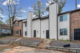 1342 N Hampton Rd in Alpharetta, GA - Foto de edificio - Building Photo