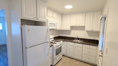 201 N Florence St, Unit 201-C in Burbank, CA - Foto de edificio - Building Photo