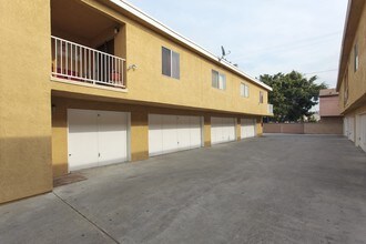 8438 Mountain View Ave in South Gate, CA - Foto de edificio - Building Photo