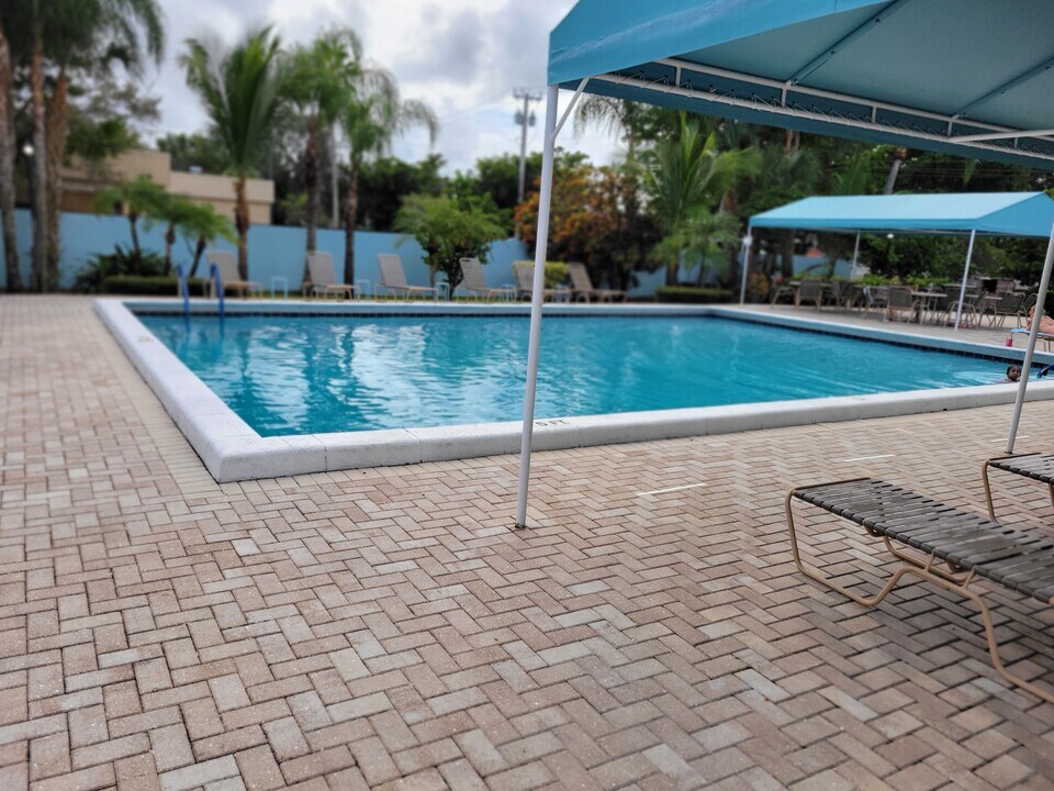 14917 Wedgefield Dr, Unit International Club Delray in Delray Beach, FL - Foto de edificio