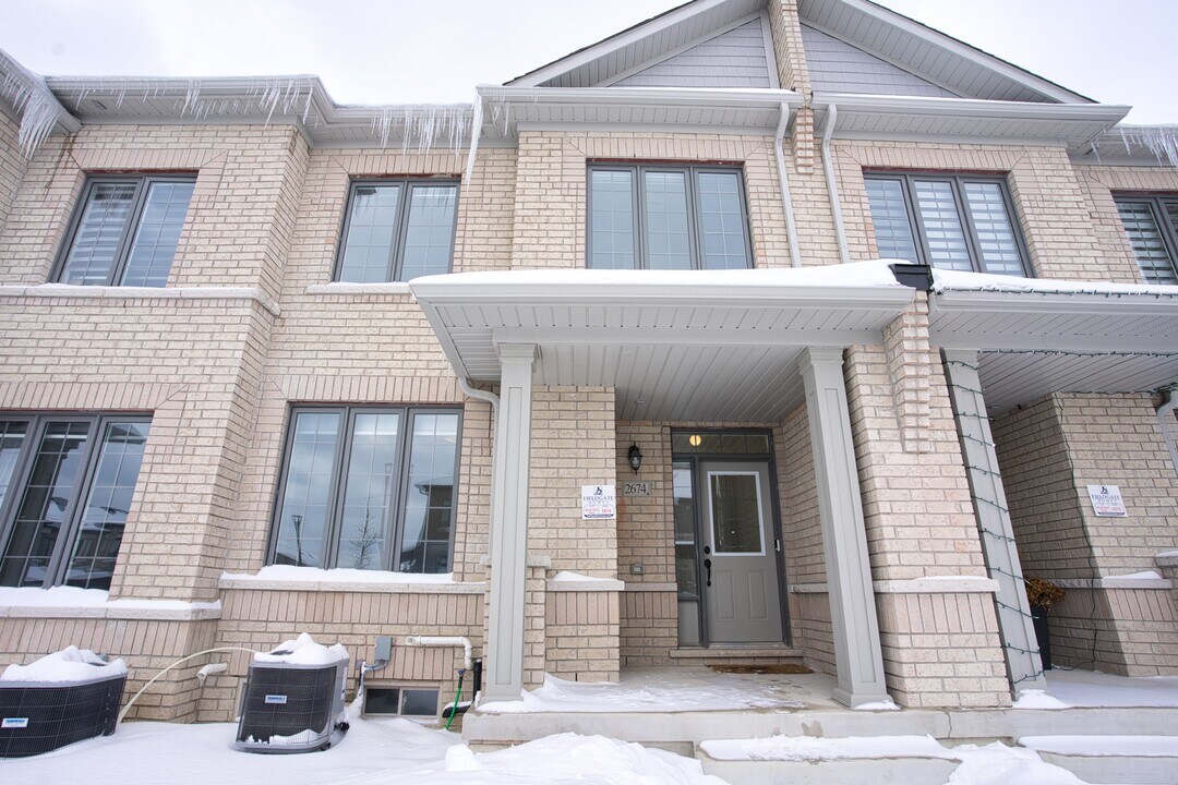 2674 Delphinium Trl in Pickering, ON - Building Photo