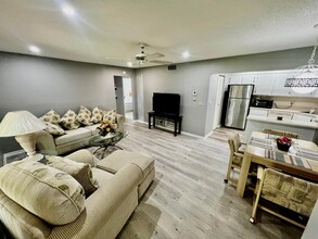 408 Pine Glen Ln in Greenacres, FL - Foto de edificio - Building Photo