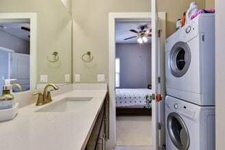 3101 McCurdy St, Unit A in Austin, TX - Foto de edificio - Building Photo
