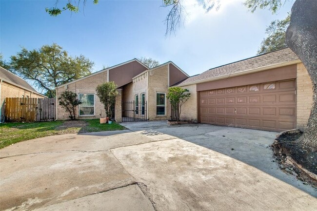 7819 Bankside Dr in Houston, TX - Building Photo - Building Photo