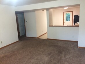 3239 W Michigan Ave, Unit RWA-541 in Kalamazoo, MI - Building Photo - Building Photo