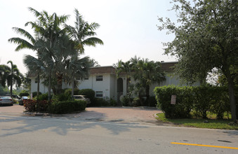 Wisteria Court in Fort Lauderdale, FL - Building Photo - Building Photo