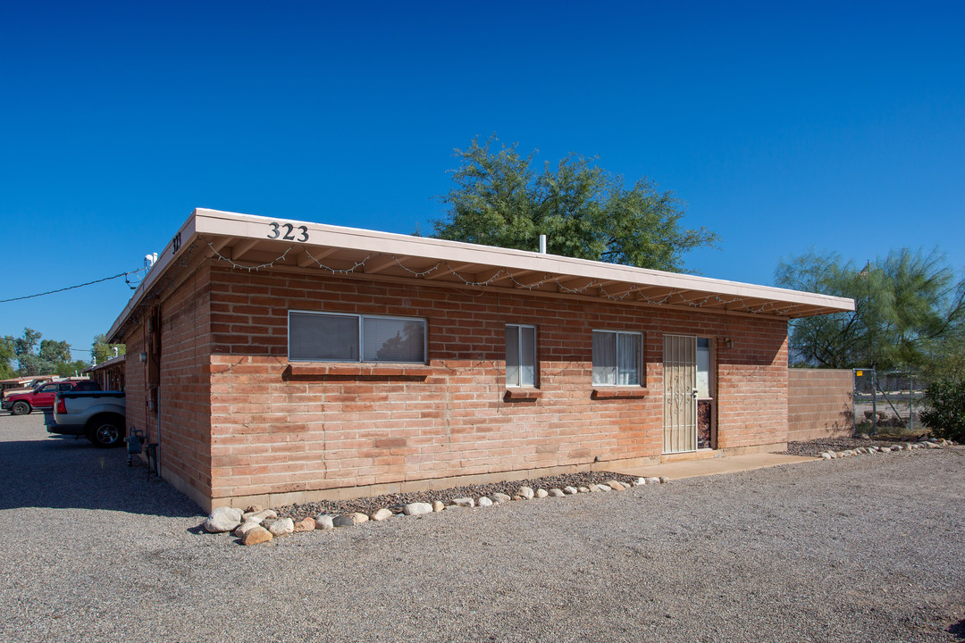 313-329 E Roger Rd in Tucson, AZ - Building Photo