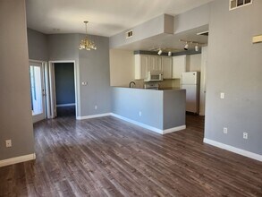 10245 S Maryland Pkwy in Las Vegas, NV - Building Photo - Building Photo