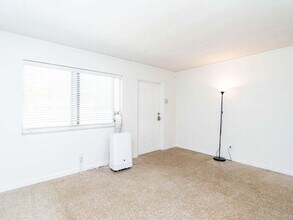 4230 NE 1st Terrace in Oakland Park, FL - Foto de edificio - Building Photo