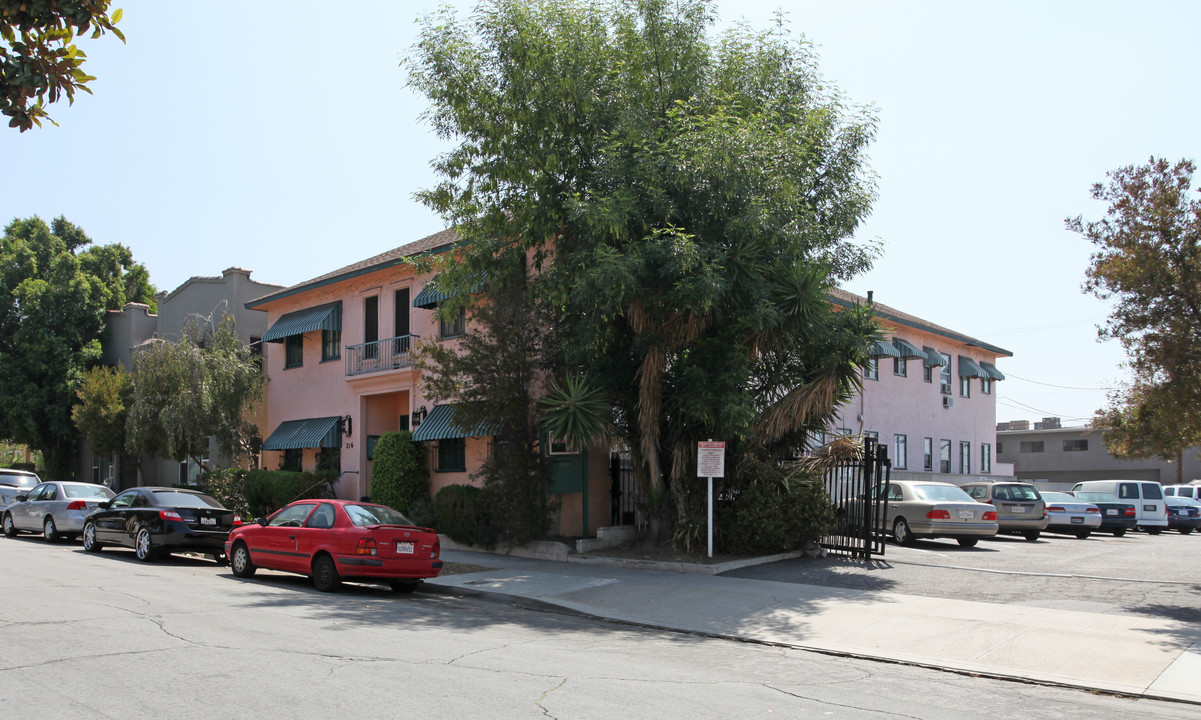 216 E Valencia Ave in Burbank, CA - Building Photo