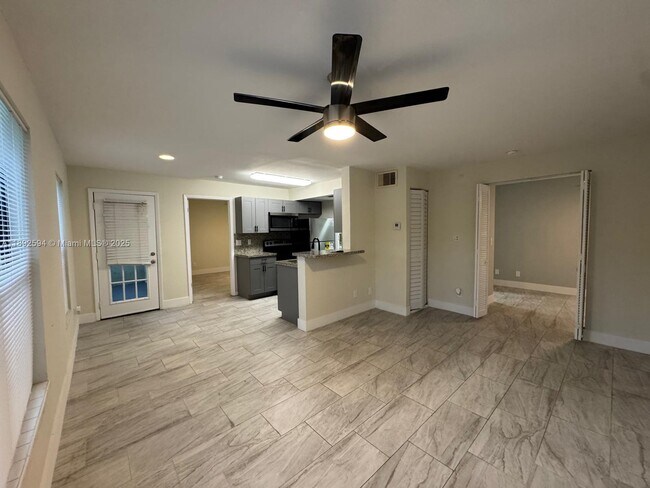 8737 NW 39th St in Sunrise, FL - Foto de edificio - Building Photo