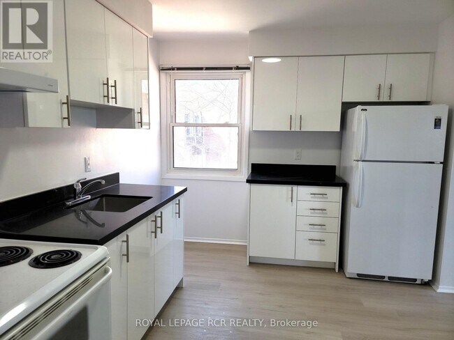 2 Orchard Heights Blvd in Aurora, ON - Building Photo - Building Photo