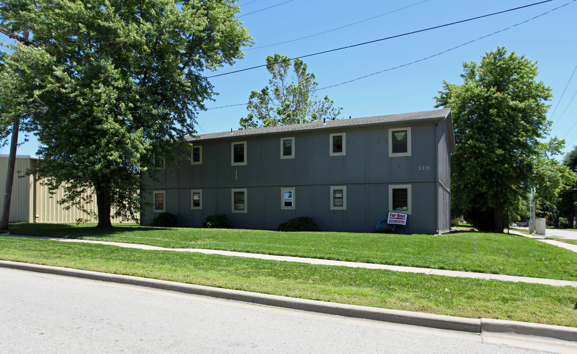 319 W Park St in Olathe, KS - Building Photo