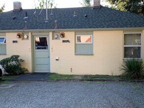 11325-11325-1/2 8th Ave NE in Seattle, WA - Building Photo - Building Photo