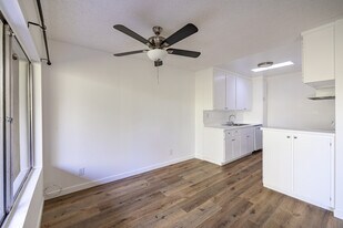 The Benezra Family Limited Partnership 2 LP in Reseda, CA - Building Photo