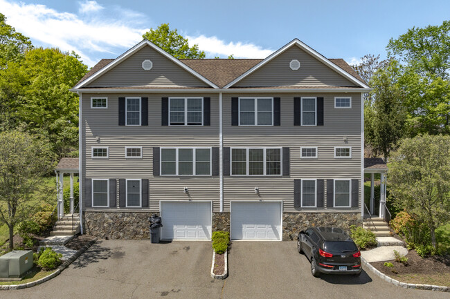 Madeline Ridge in Danbury, CT - Building Photo - Building Photo