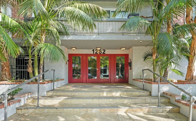 1262 S Barrington Ave, Unit 307S in Los Angeles, CA - Building Photo - Building Photo