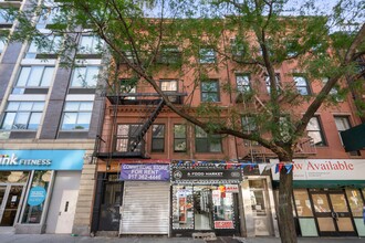 304 8th Ave in New York, NY - Building Photo - Building Photo