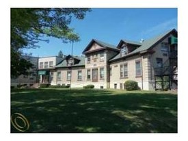 423 E Irwin St Apartamentos