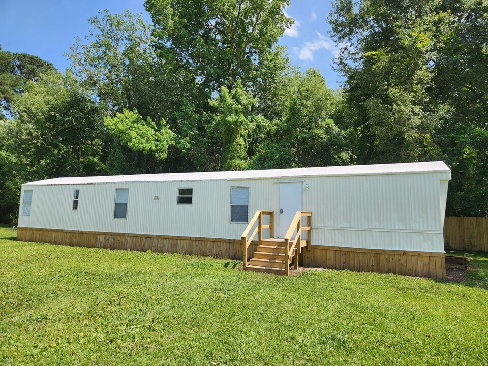 126 Hussey Mhp Ln in Beulaville, NC - Building Photo